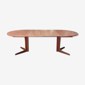 Expandable teak oval table