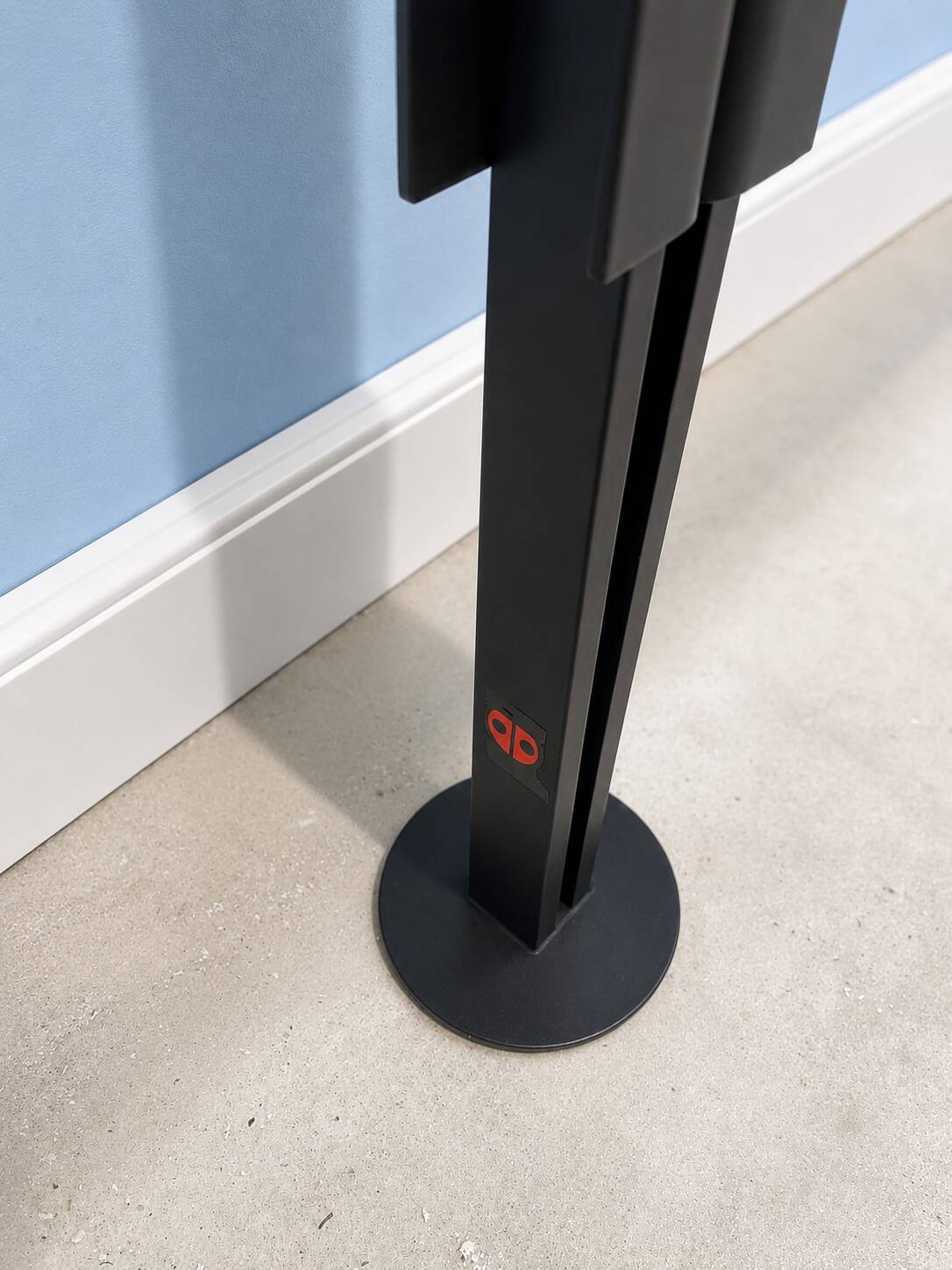 Bibliothèque sol-plafond en bois blond & métal noir