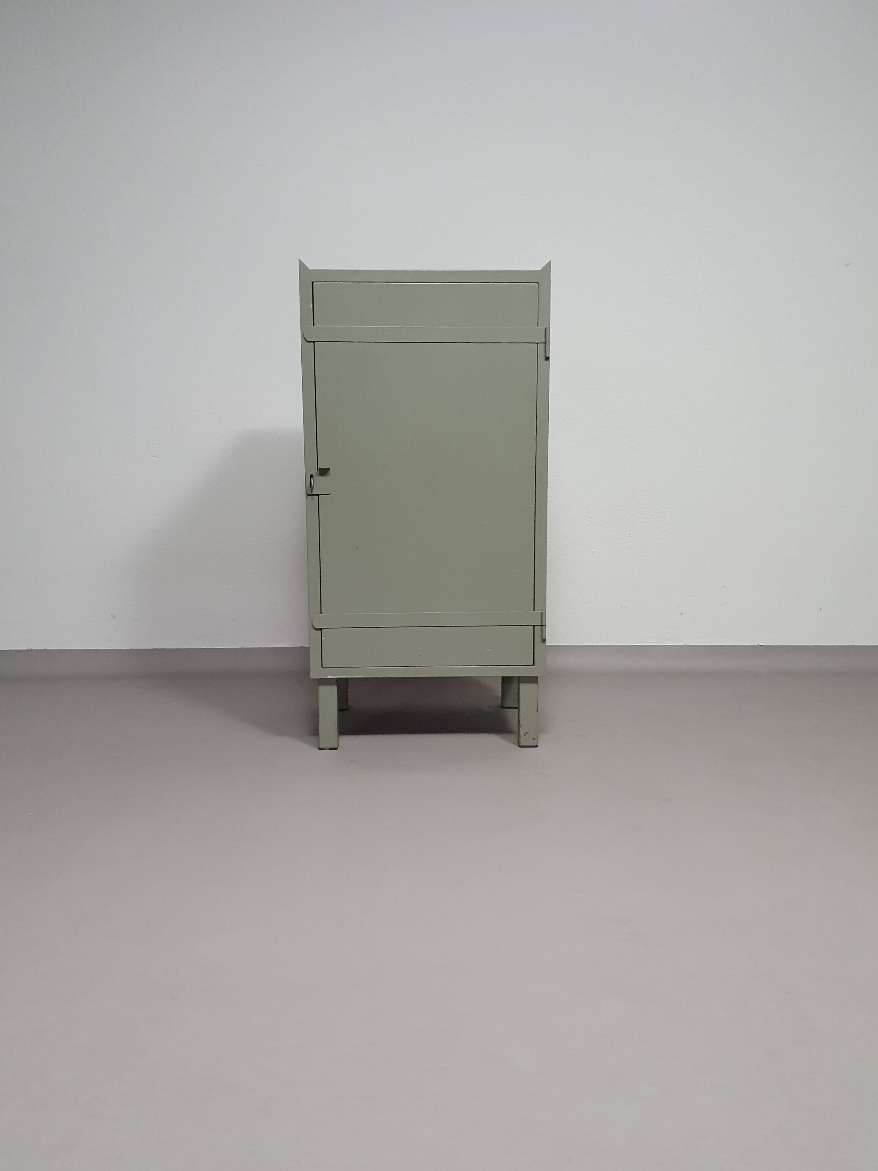 Casier en métal gris. Petit buffet industriel.