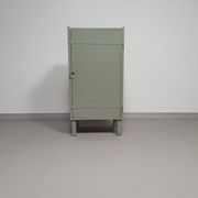 Casier en métal gris. Petit buffet industriel.