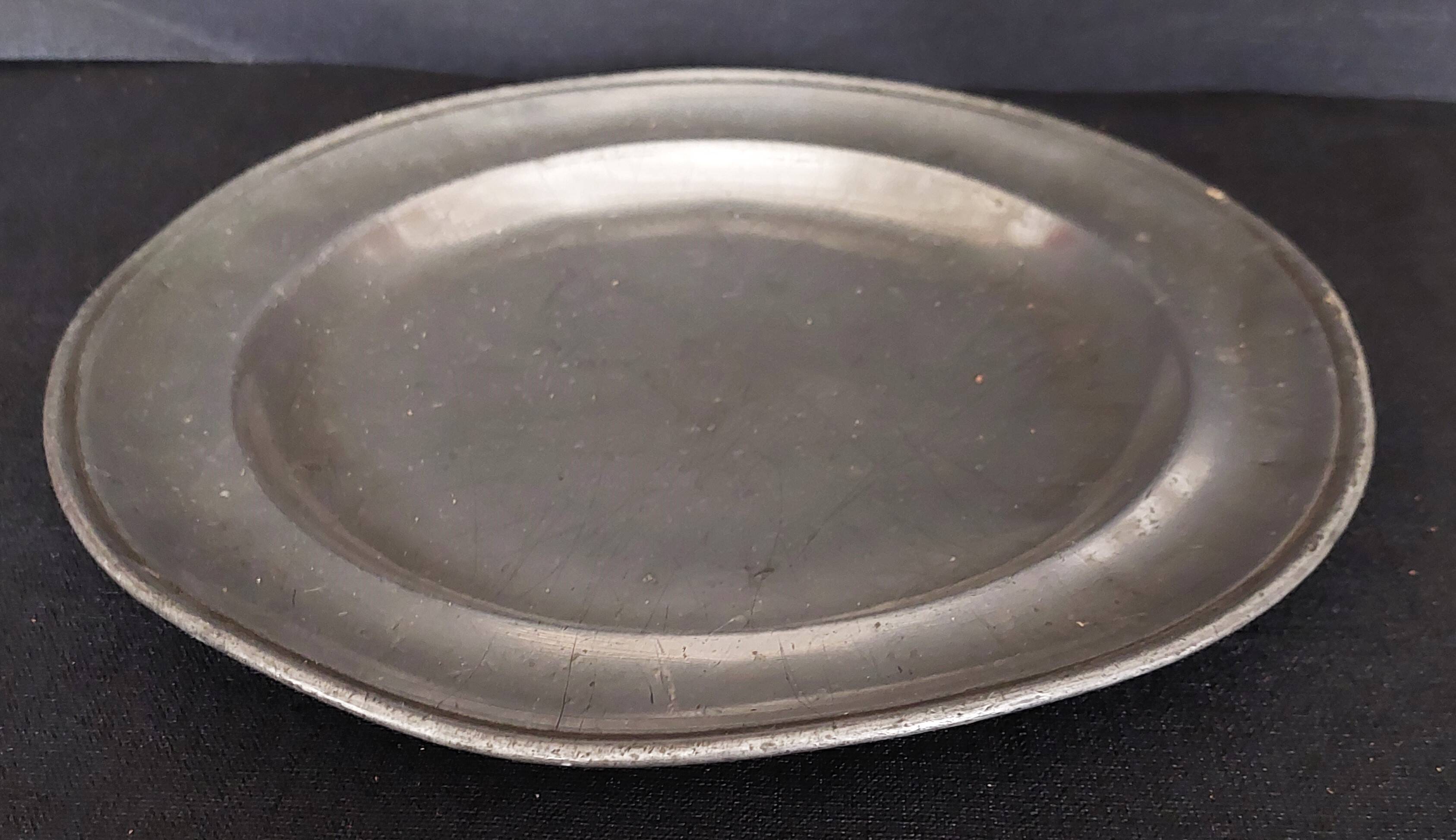 Plat rond en étain XVIIIème poinçon à identifier