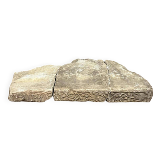 Trois pierres médiévales entièrement sculptées sur la tranche