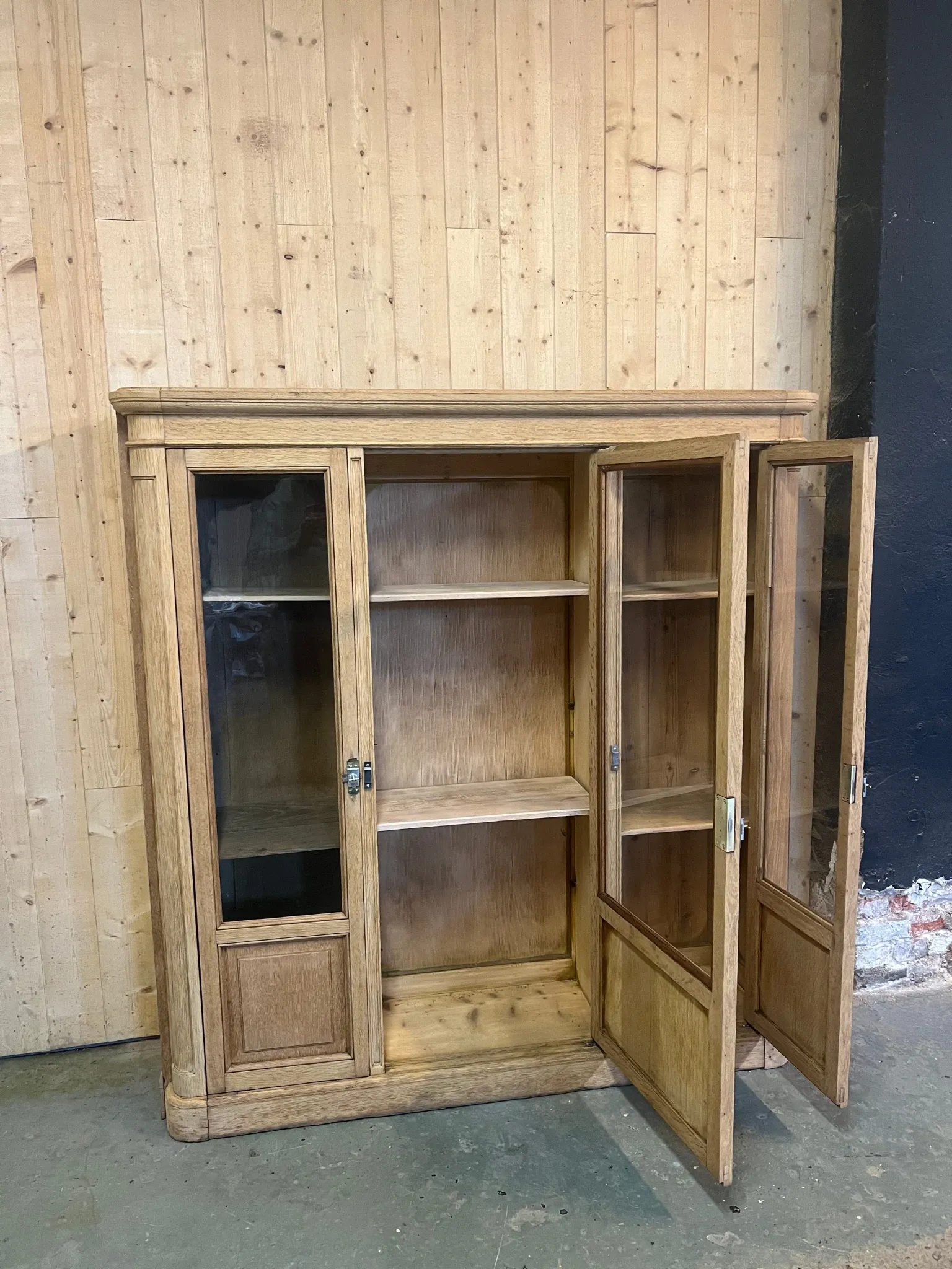 Library in oak from the late 19th century.