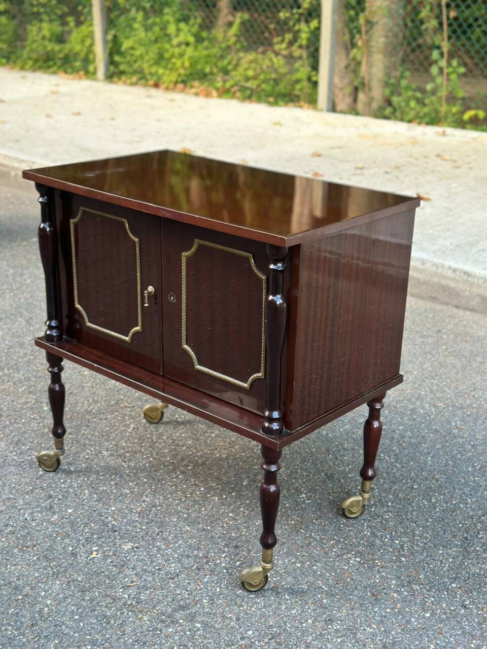 Vintage mahogany & gold rolling accent table (TV / bar / hi-fi furniture)