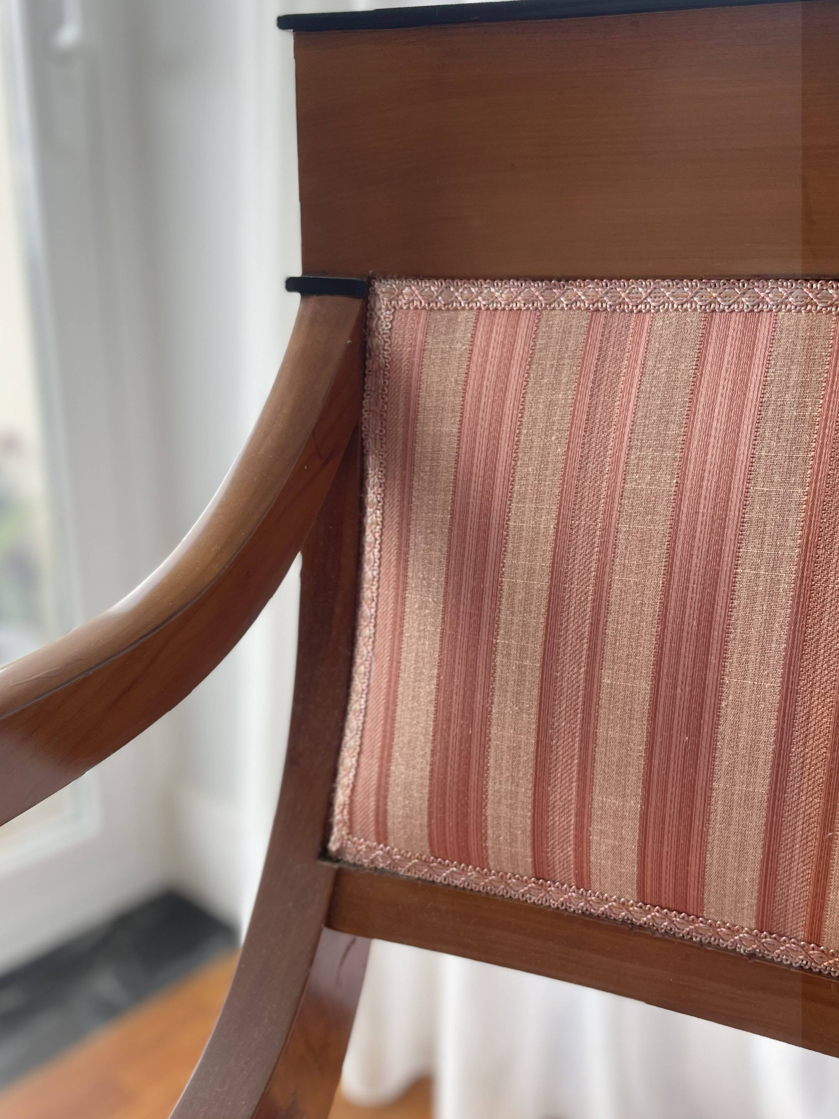 Fauteuil en bois, style Empire – tissu rayé