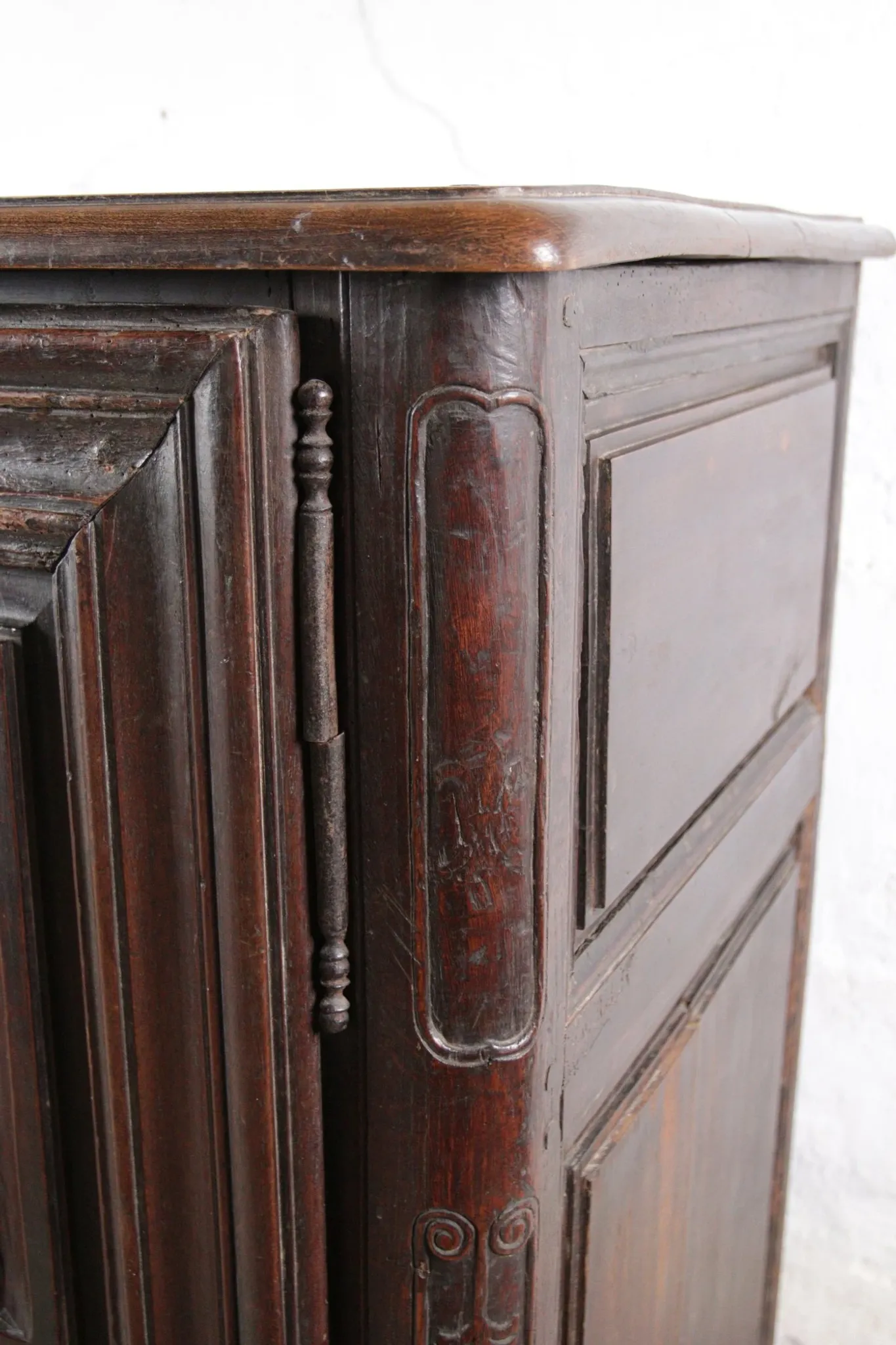 Unique 17th century cabinet portrait and scallop