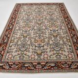 Un tapis persan oriental crème à motifs floraux – Élégance classique