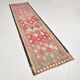 Tapis runner vintage kilim, tons rouges et beiges, motifs géométriques