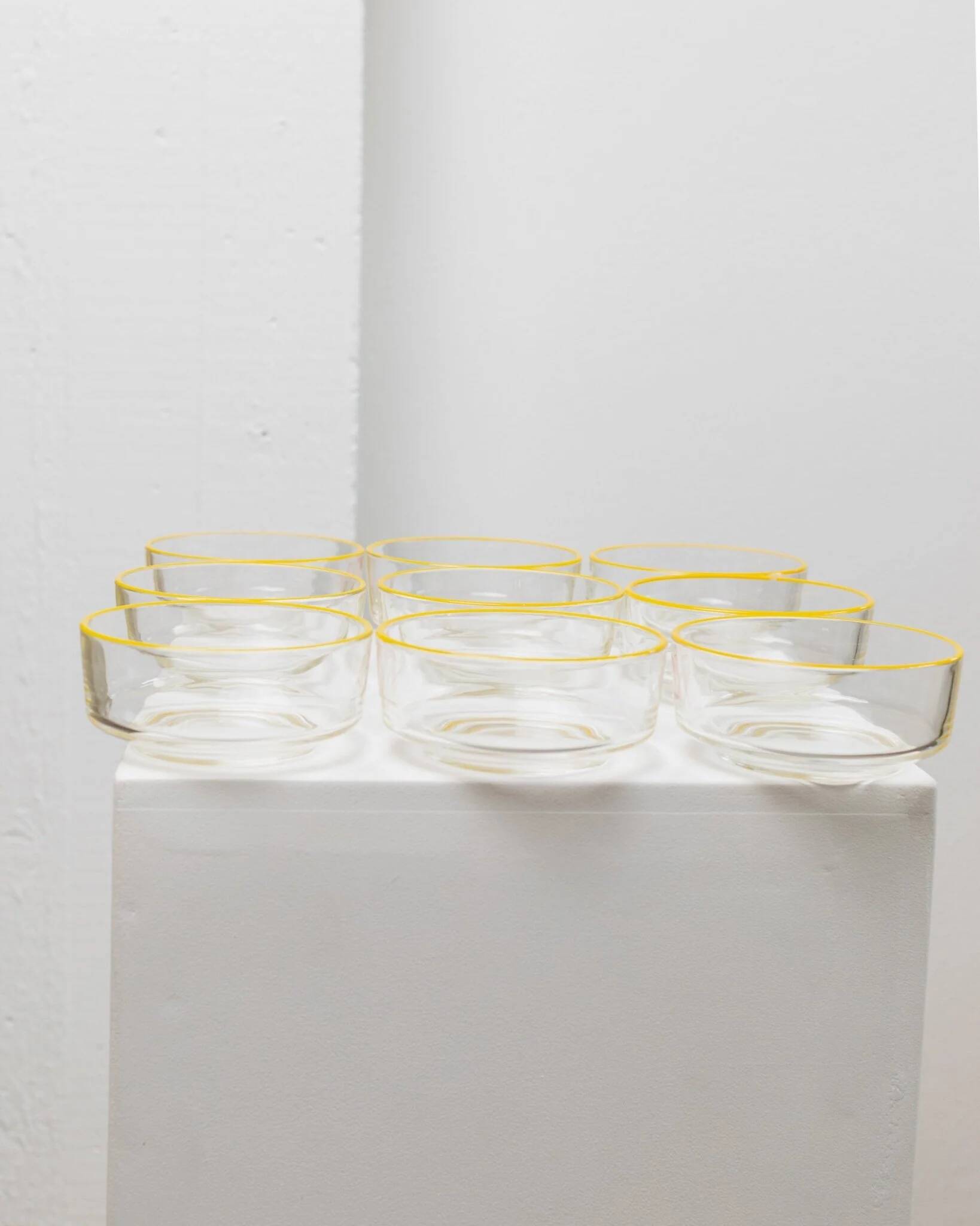 Ensemble de 9 bols en verre vintage Empoli en verre transparent avec un bord jaune, design des années 1980.