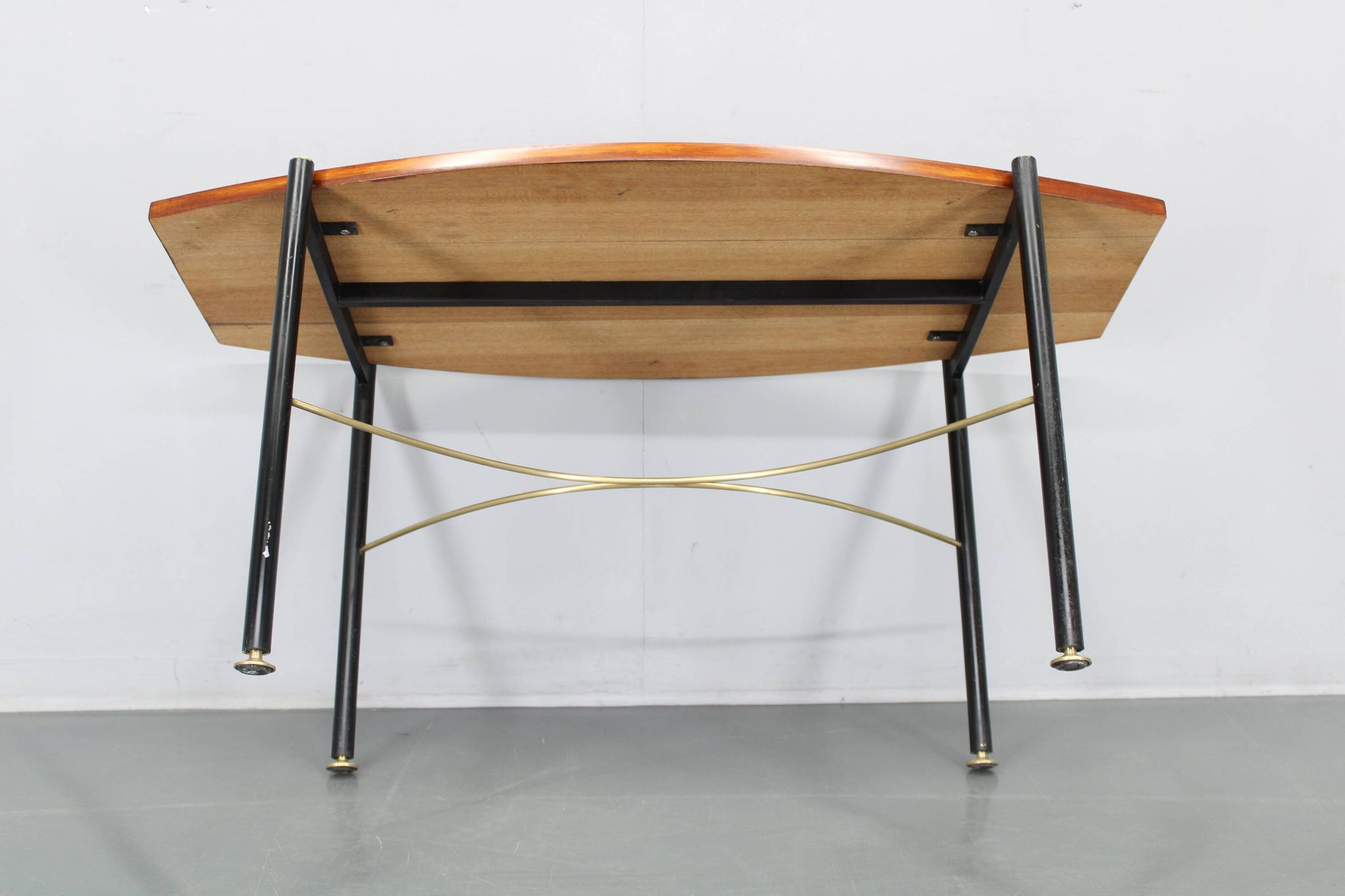 Table basse italienne des années 1970, placage en teck, piètement en métal et laiton