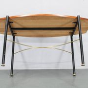 Table basse italienne des années 1970, placage en teck, piètement en métal et laiton