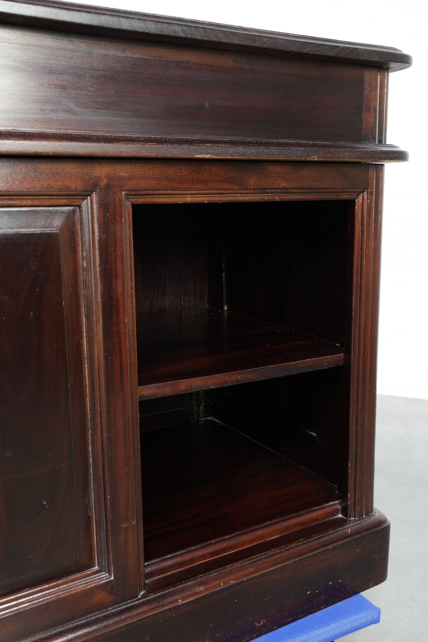 20th century wooden desk / partner desk in English style with a beautiful appearance