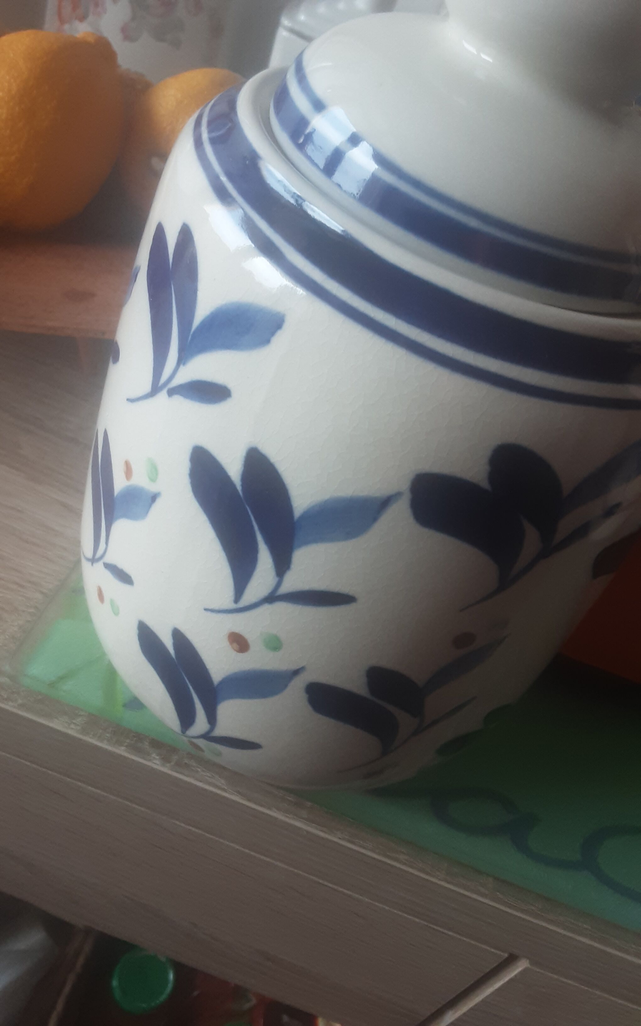 Lot decanter and cracked earthenware pot