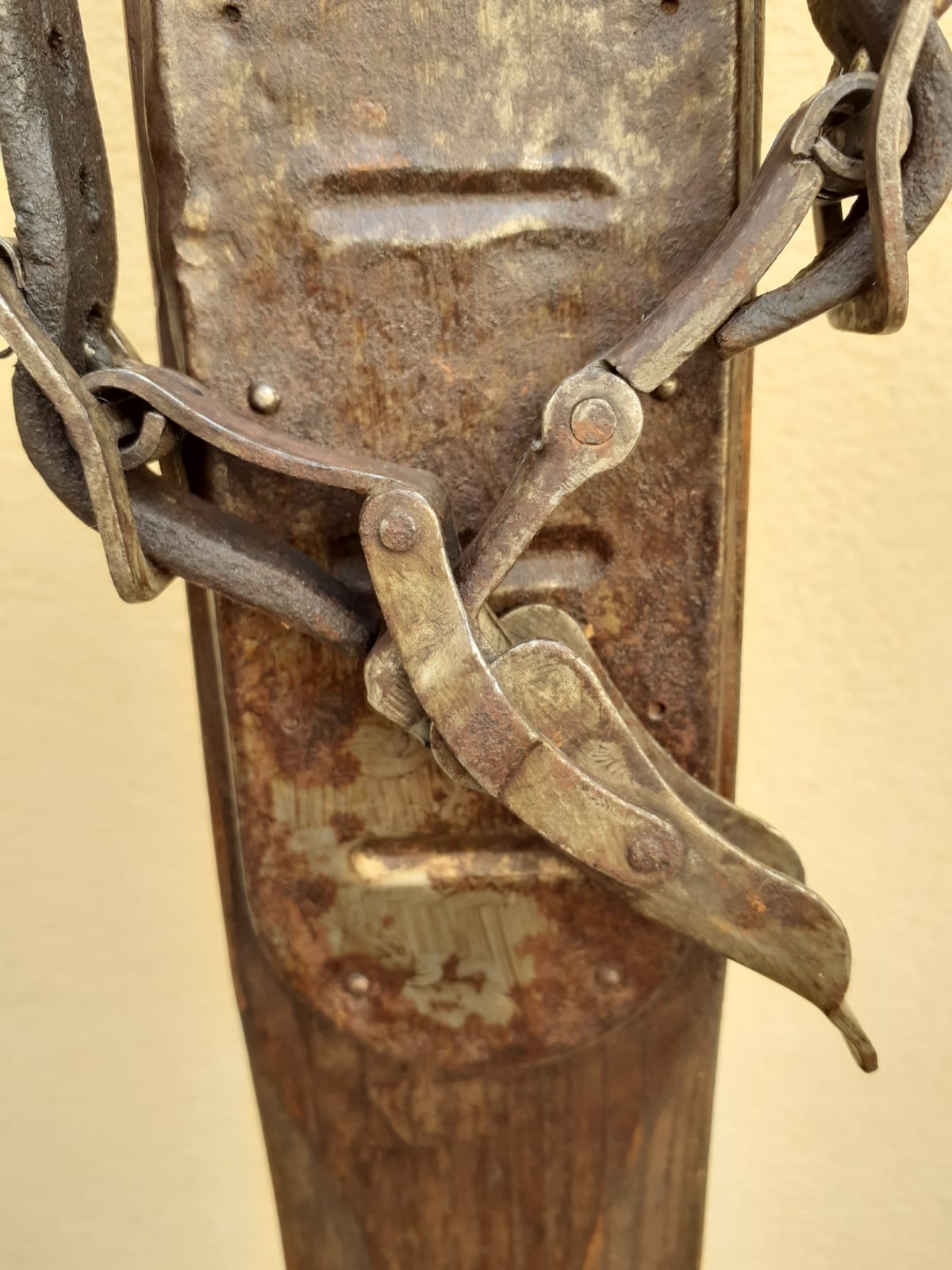 Ancienne paire de skis en bois