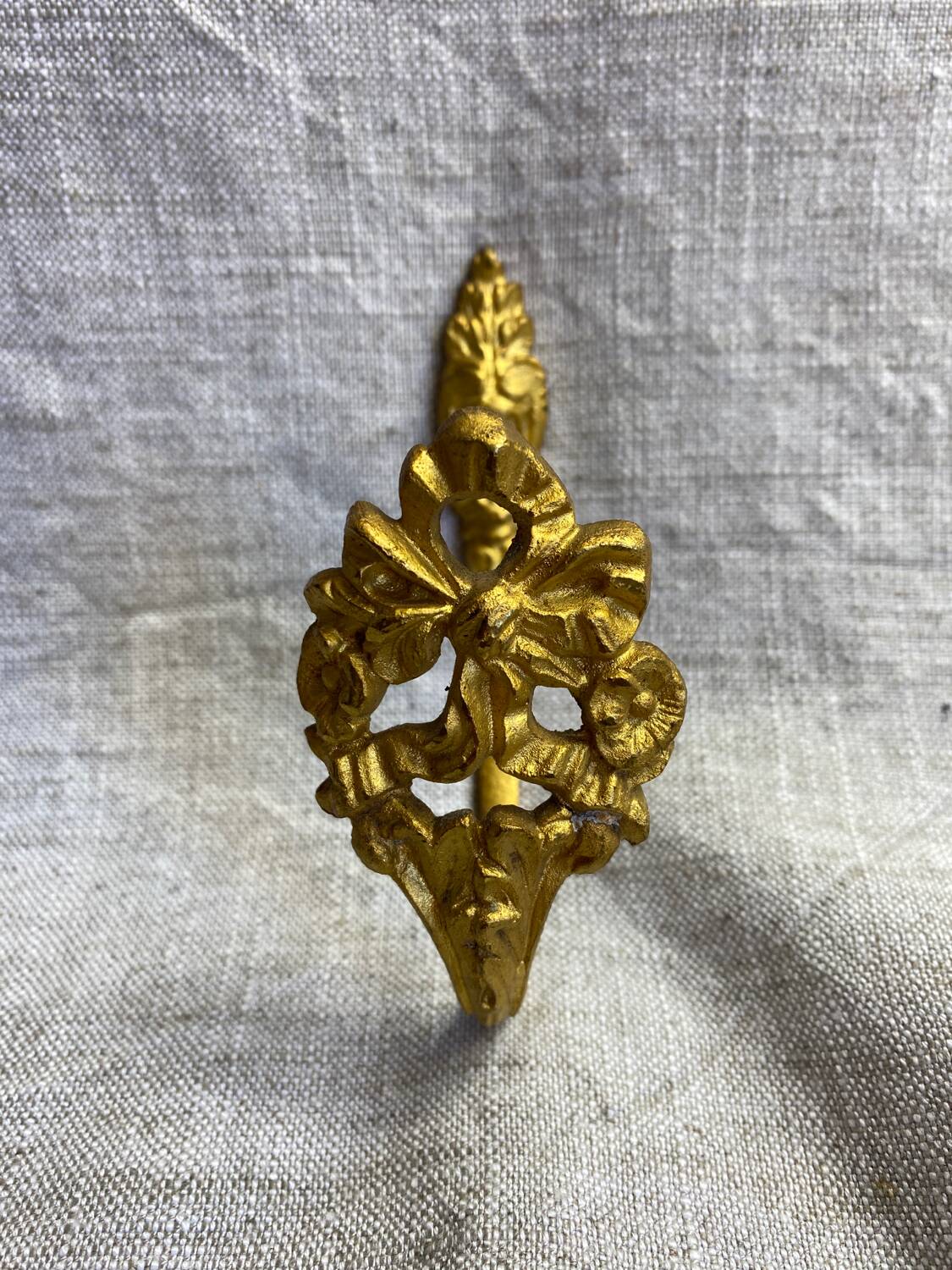 Patère en bronze doré