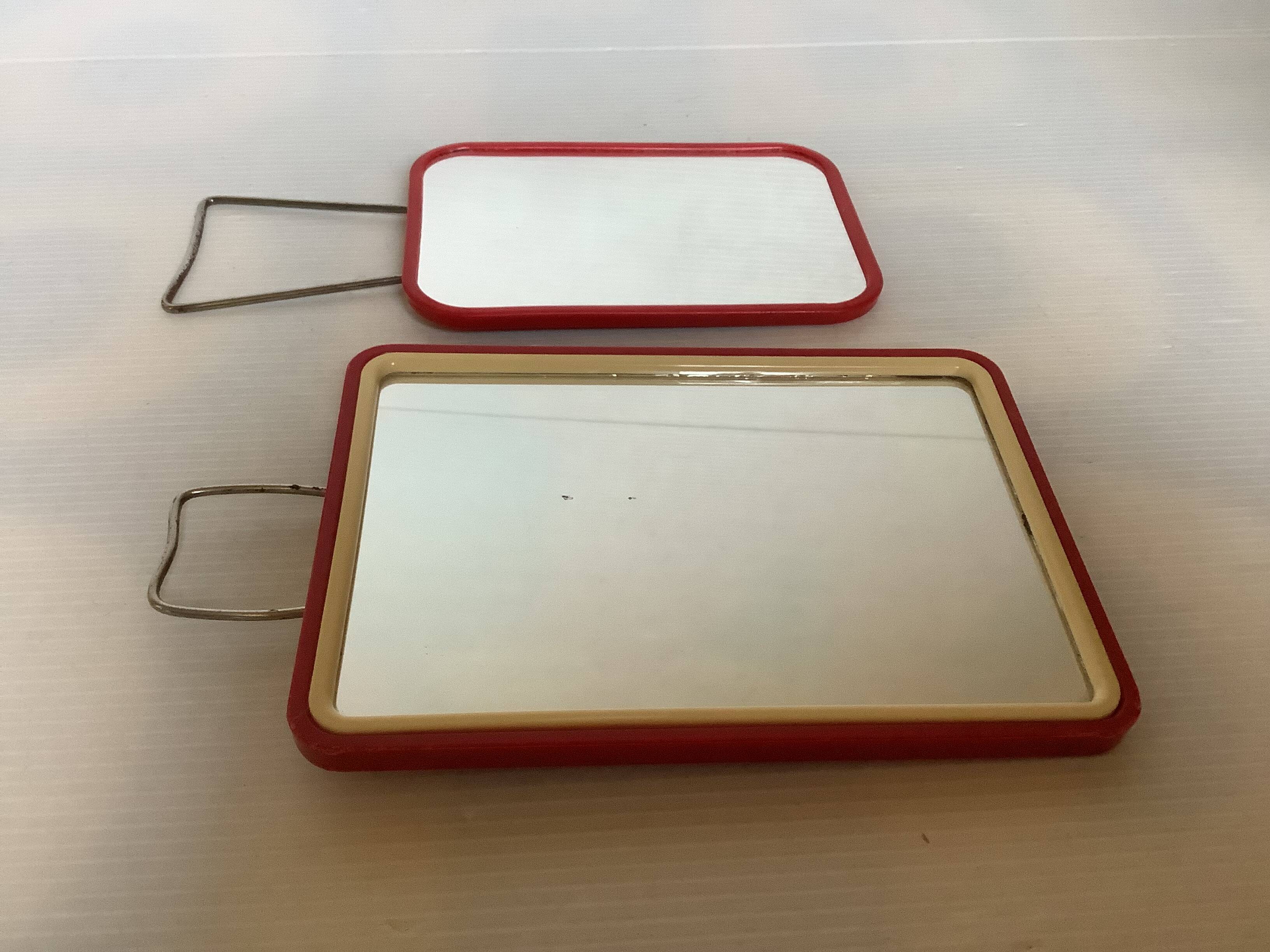 Paire de petits miroirs rouges style barbier