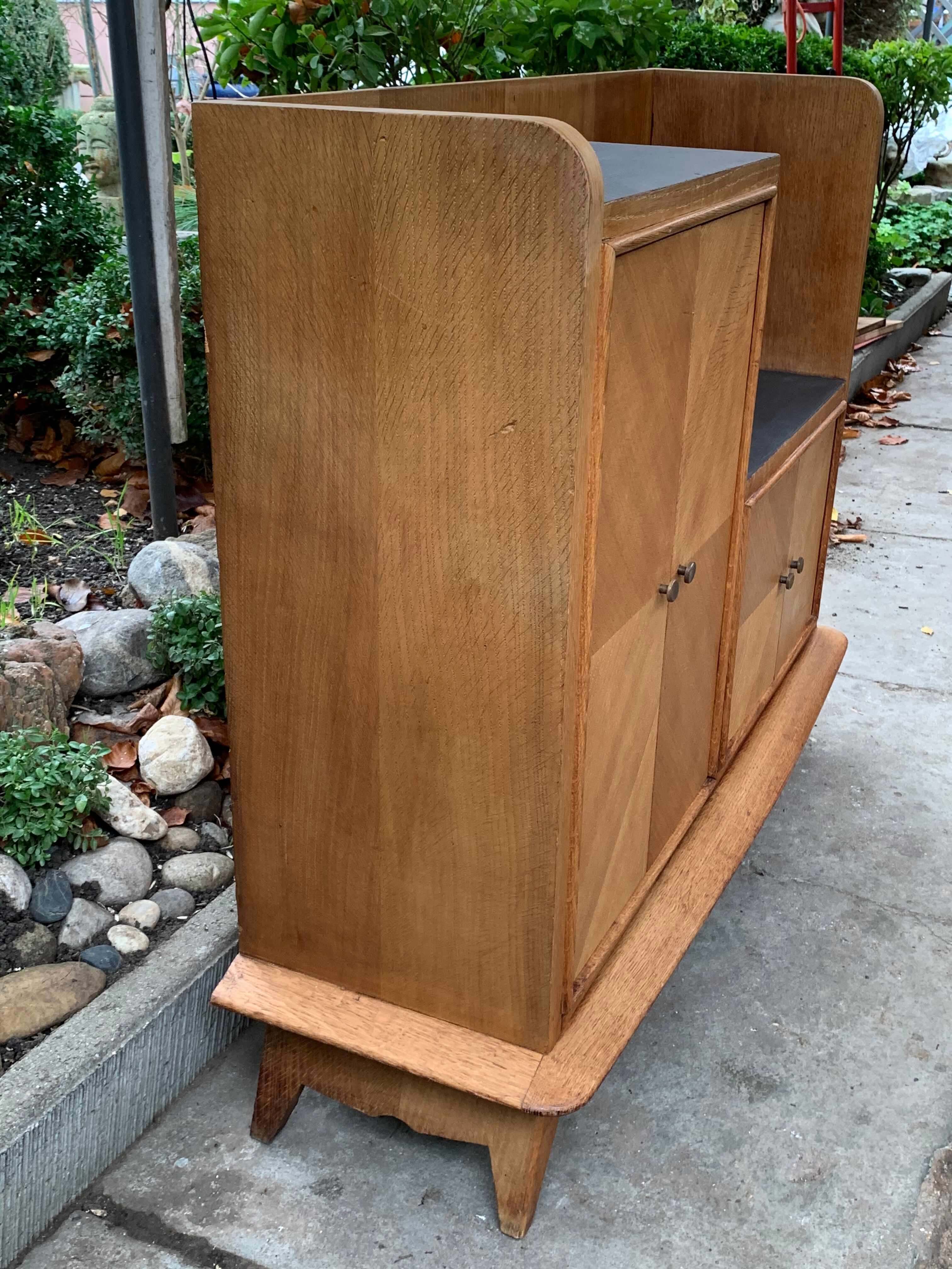 Buffet asymmetrical compass feet