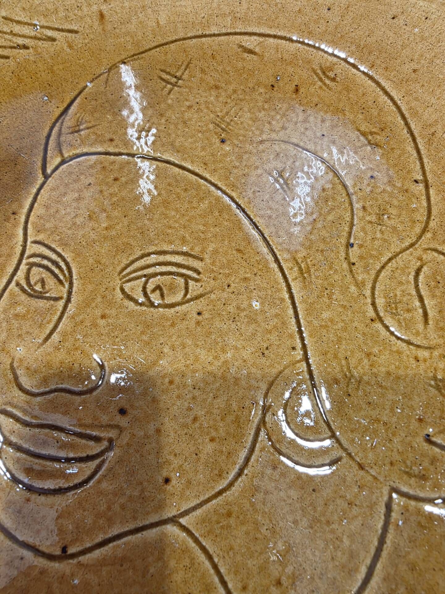 Plate of art Vallauris Foucard-Jourdan 1959 Incised profile decoration