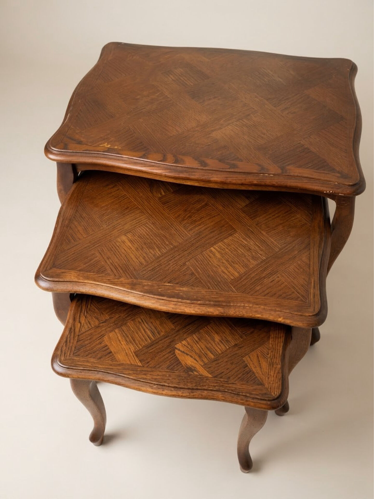 Set of 3 vintage nesting tables in oak – Louis XV / Regency style