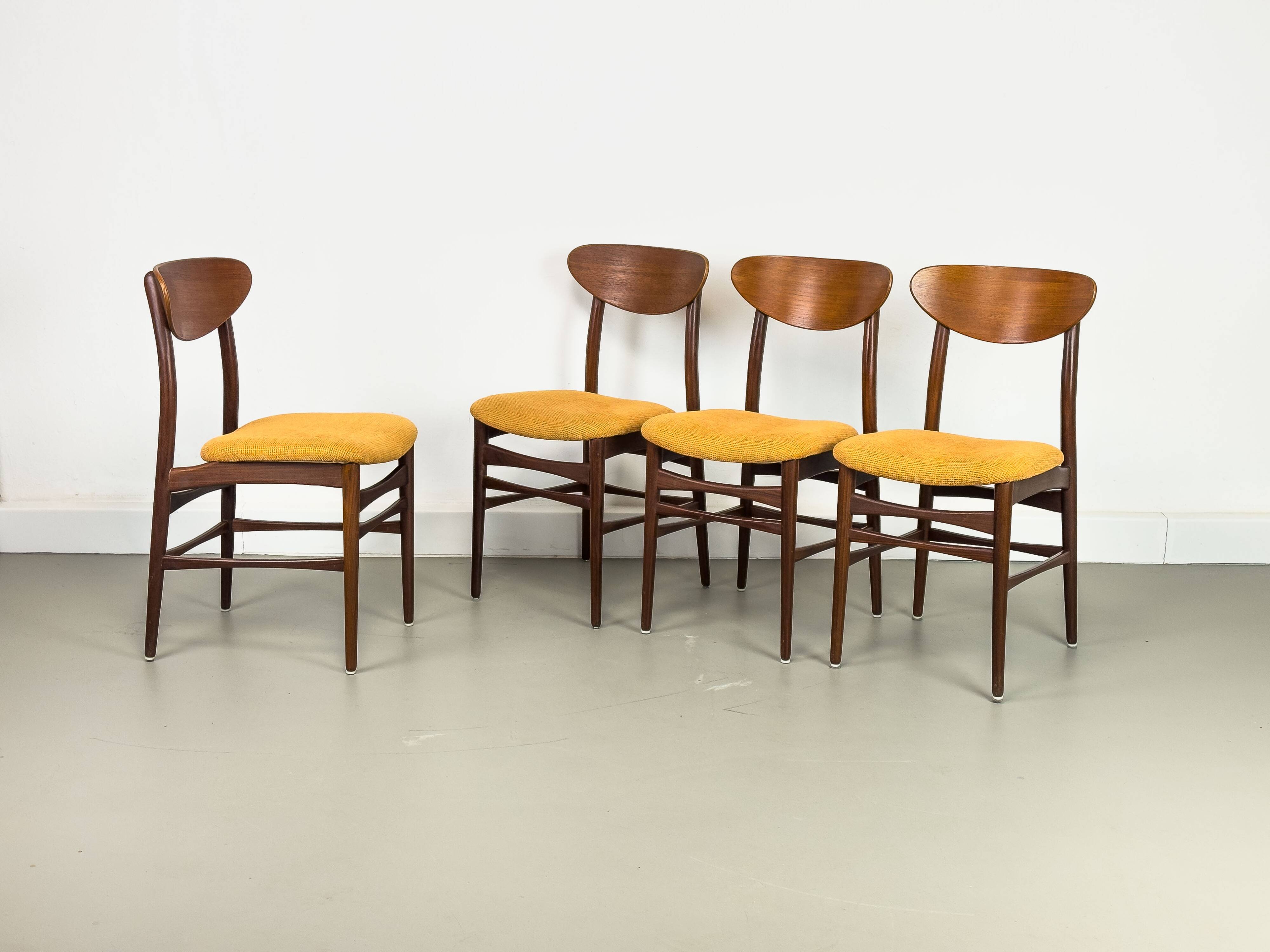 Lot de 4 chaises de salle à manger, années 1960
