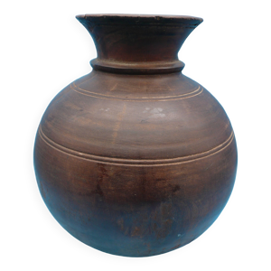 Grand pot en bois sculpté