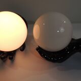 Paire d’appliques mains noires tenant un globe en opaline, années 70