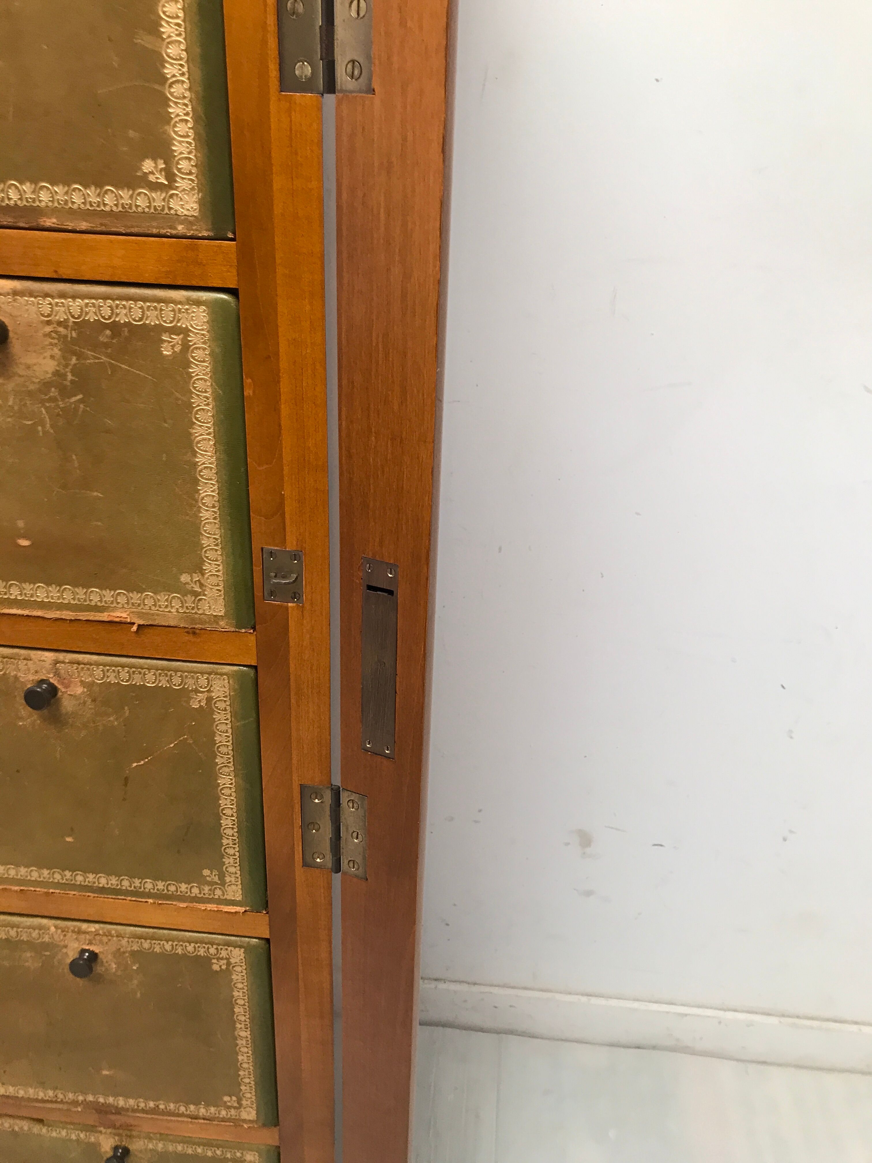 Cardboard maker Louis Philippe