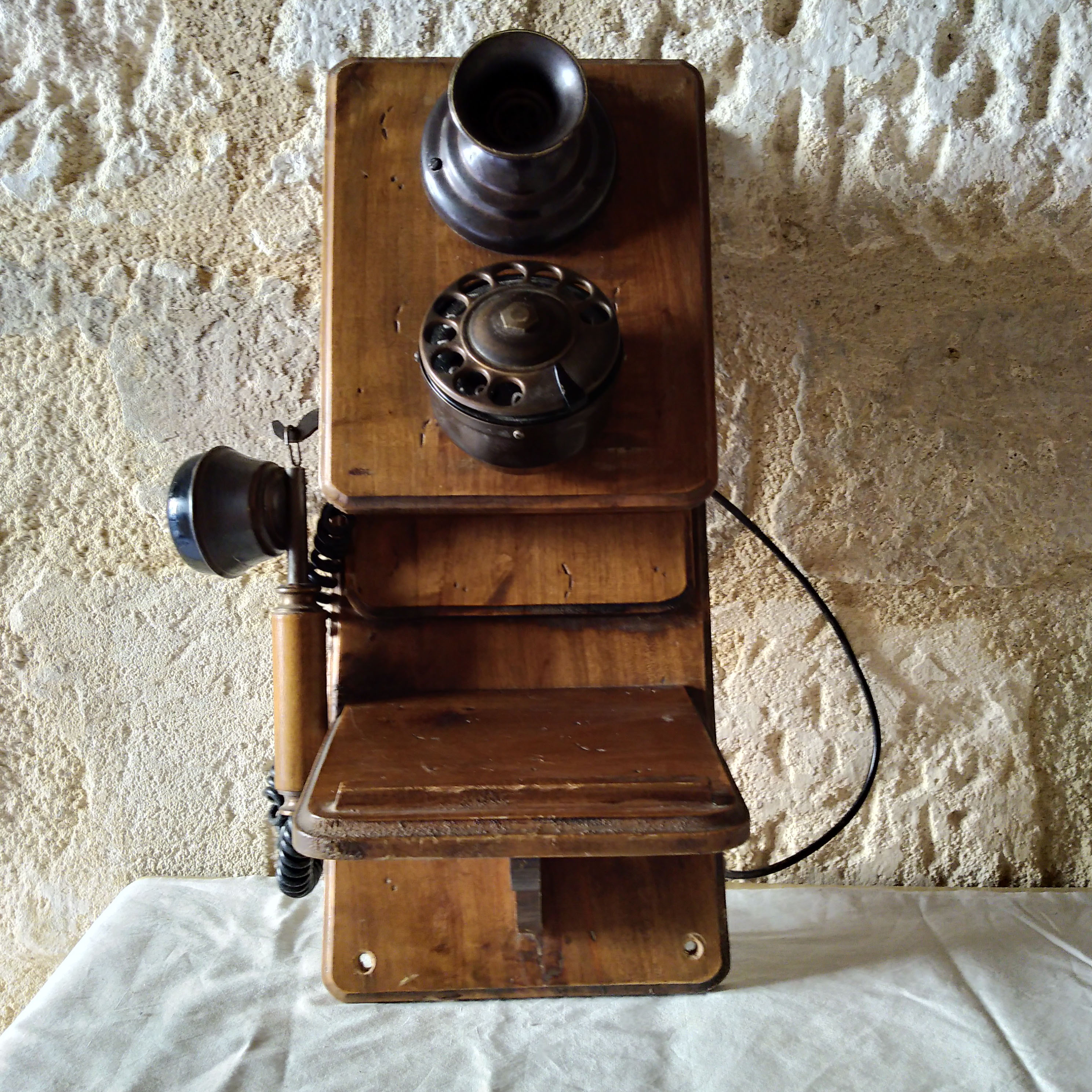 Téléphone vintage bois