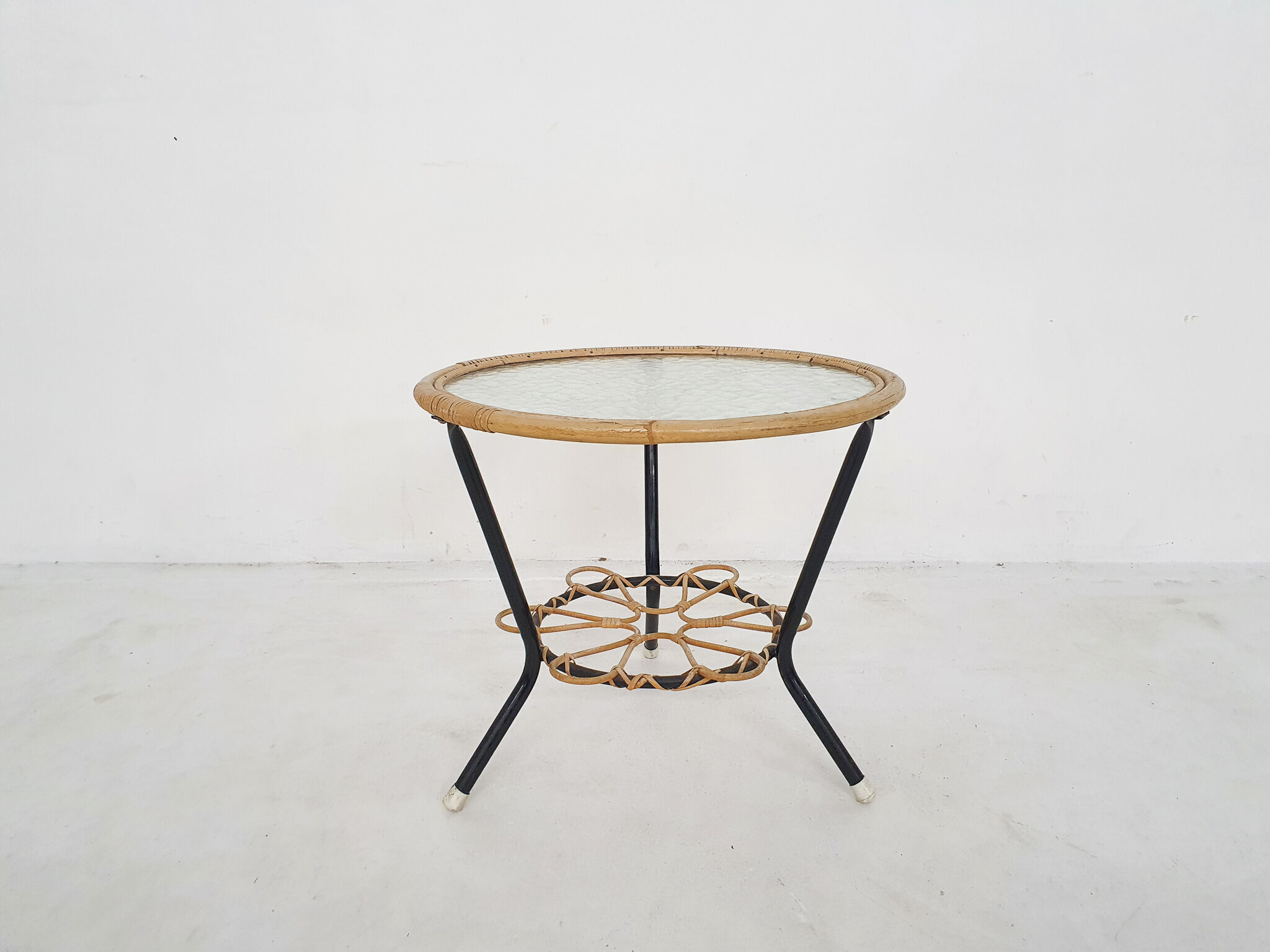 Rohe Noordwolde round glass and rattan side table, The Netherlands 1950's