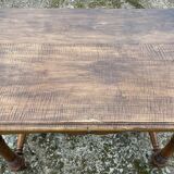 Table ronde en noyer de 130 cm de diamètre .