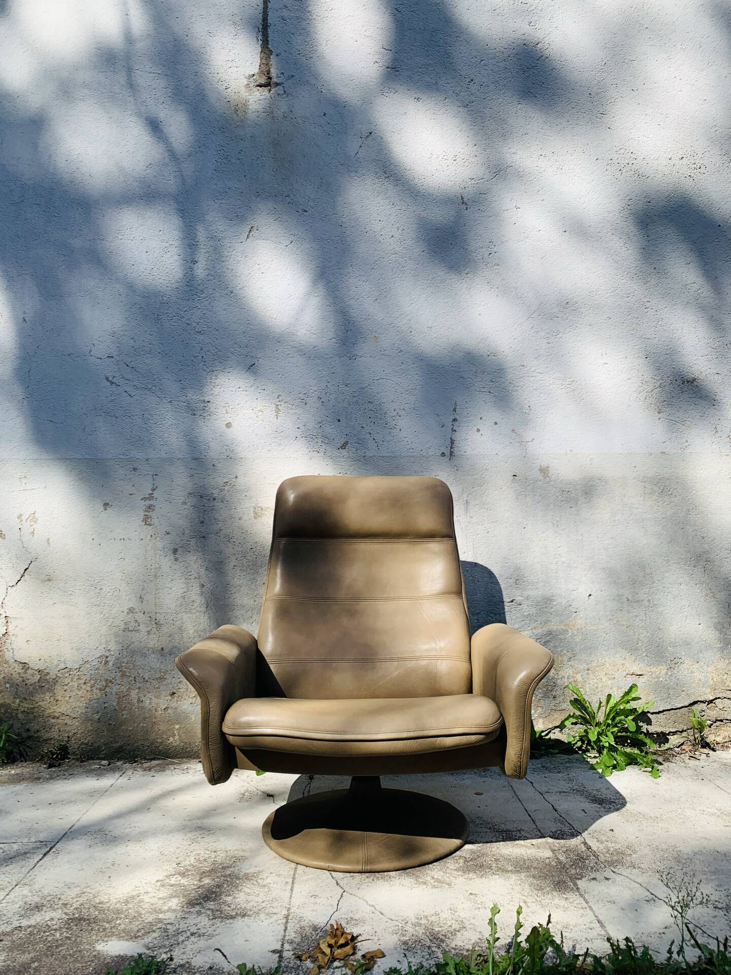 Vintage De Sede leather swivel chair, tulip base.