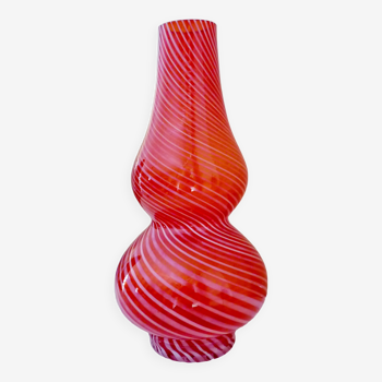 Vase design en verre soufflé rouge avec filigranes blancs appliqués en spirale, Murano
