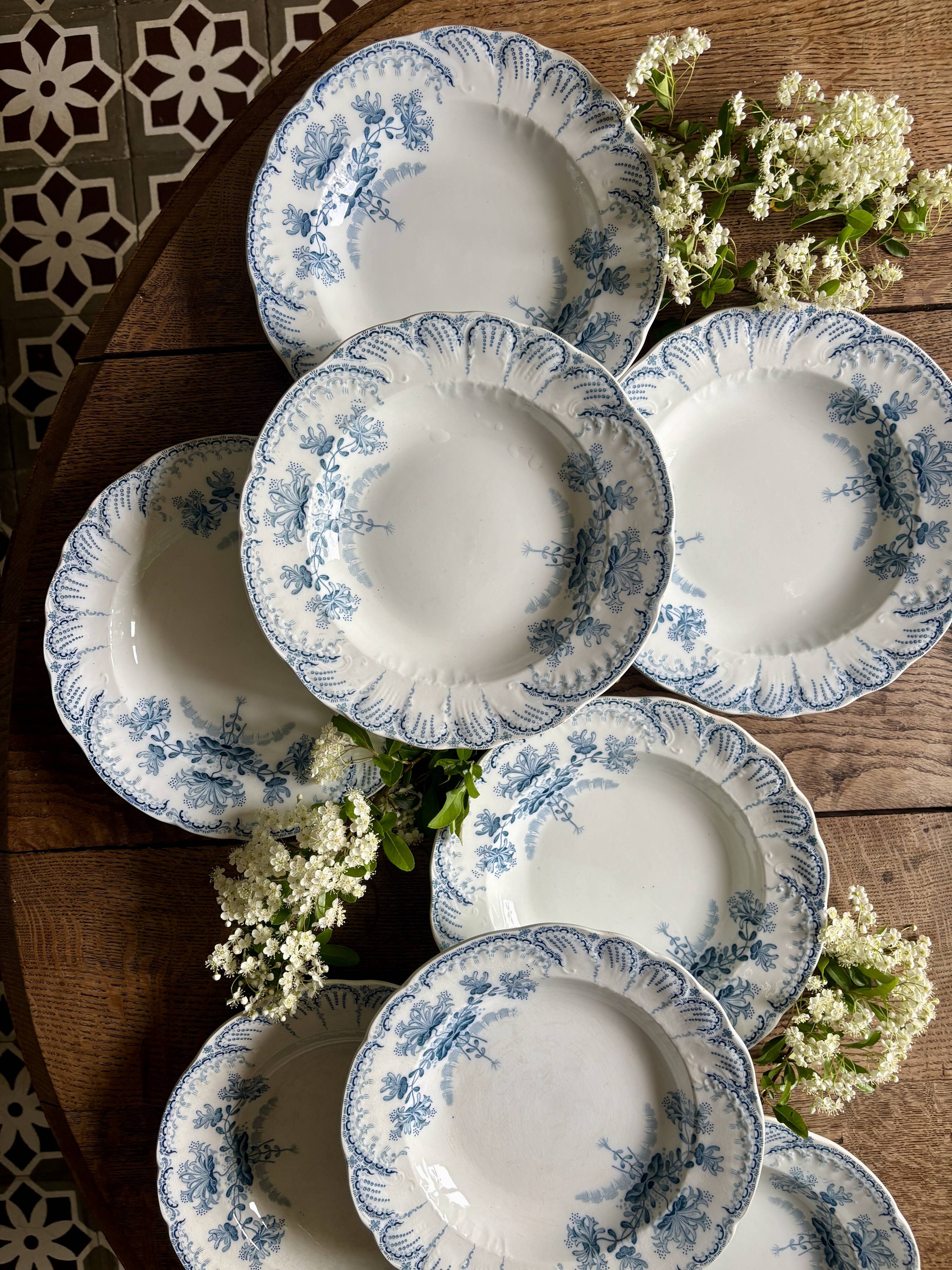 Lot de 8 assiettes creuses anciennes en terre de fer - modèle Régence
