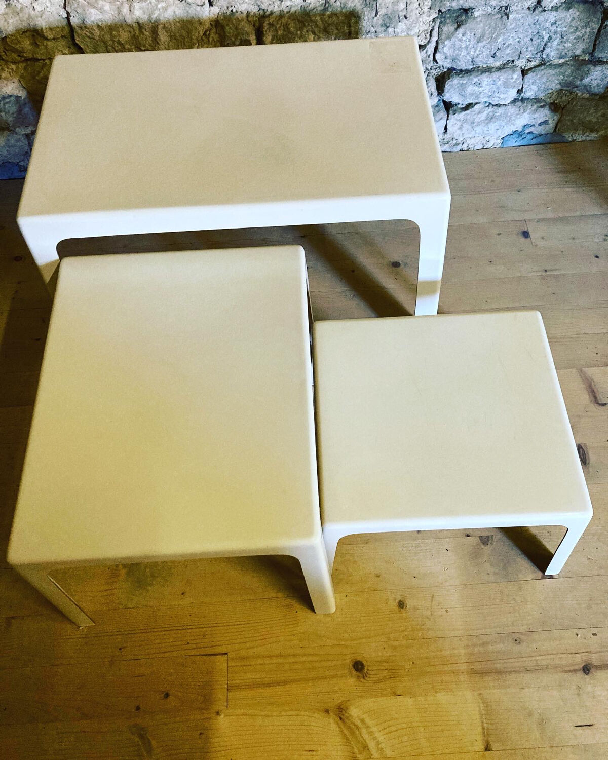 Kohtska nesting tables
