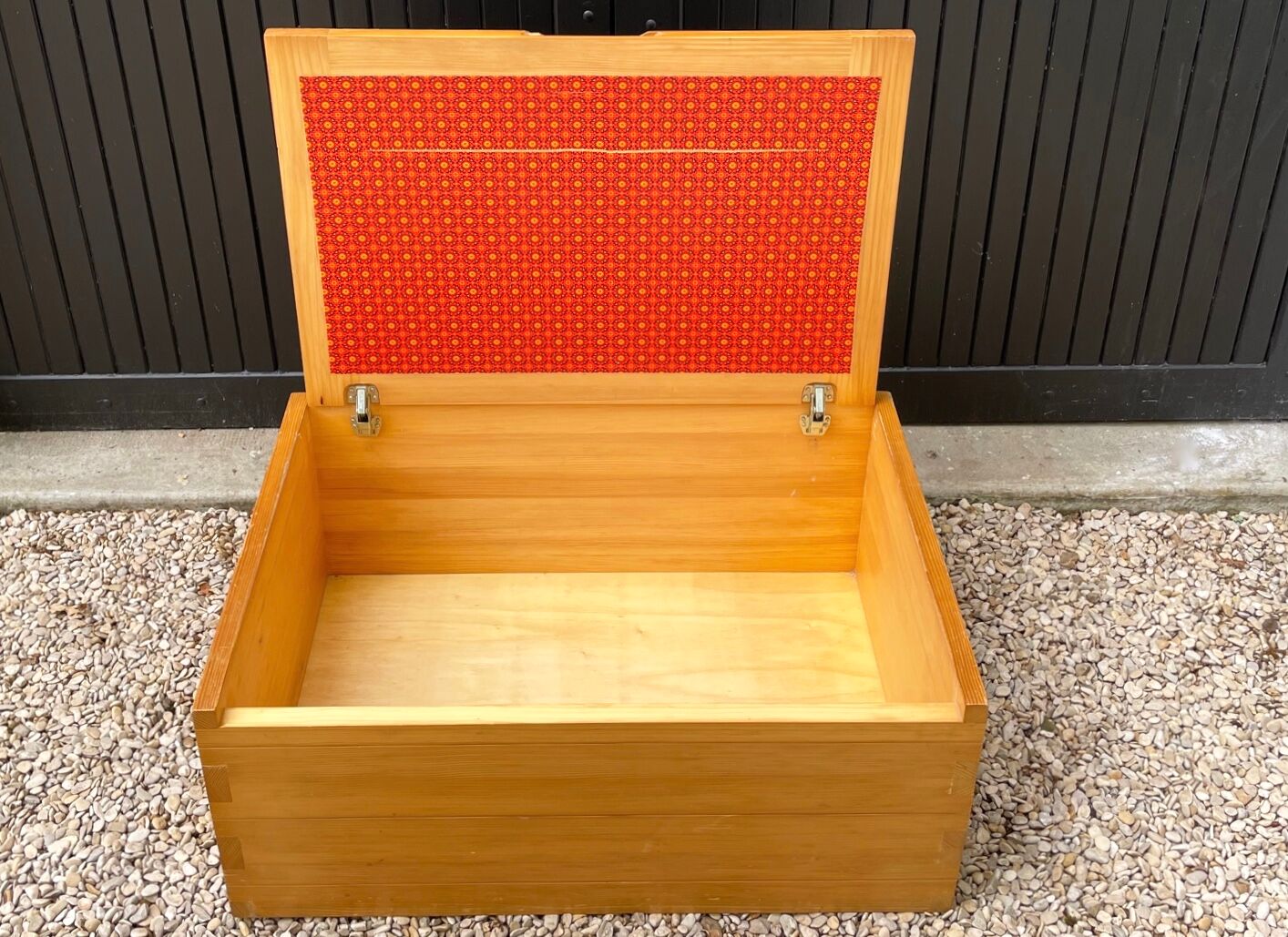 Coffre en pin de Roland Haeusler pour Regain, années 70