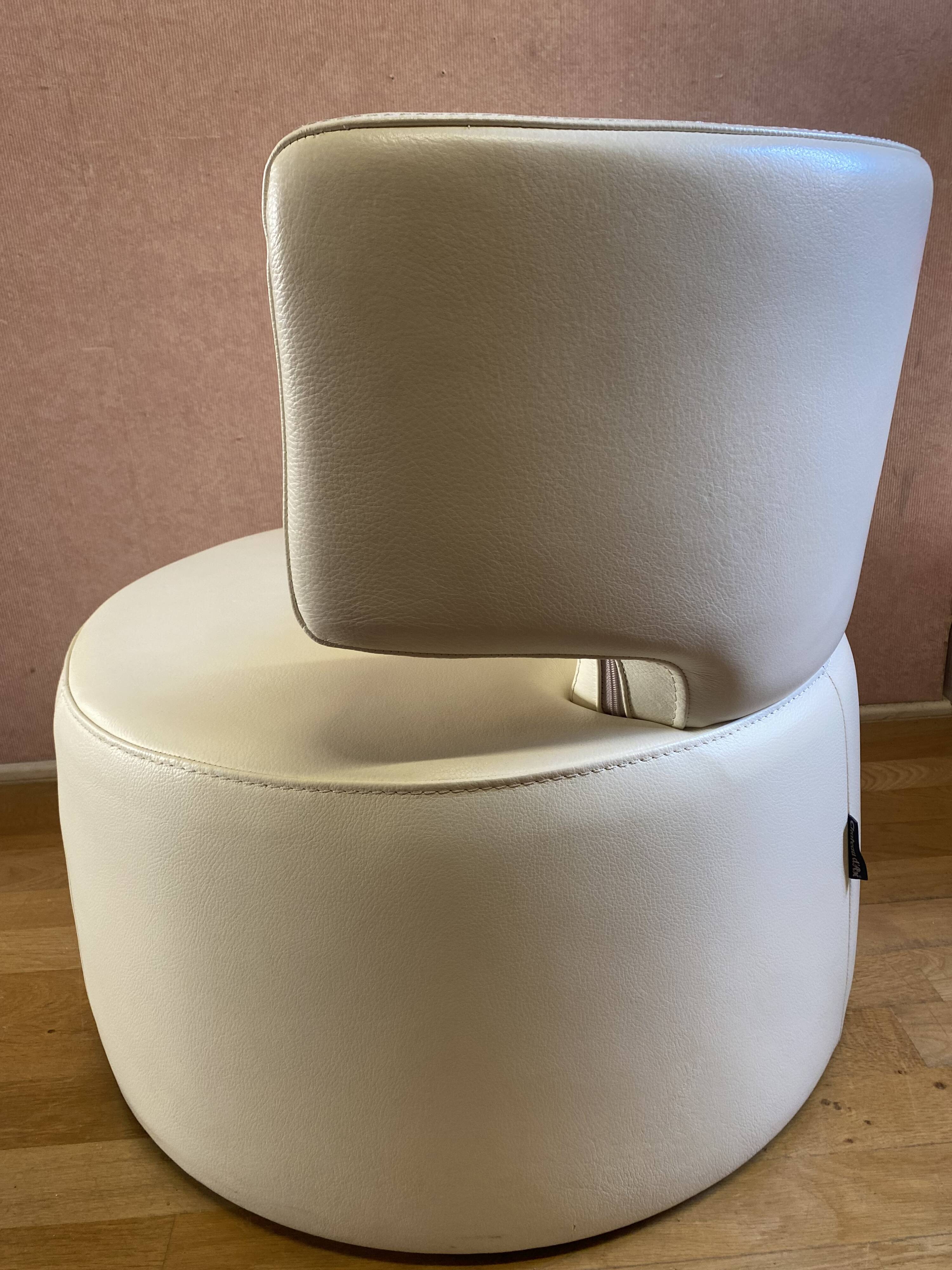 Fauteuil cuir blanc, Chateau d'Ax, parfait état