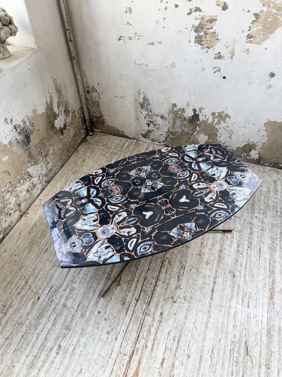 90s coffee table with Agate stone effect.