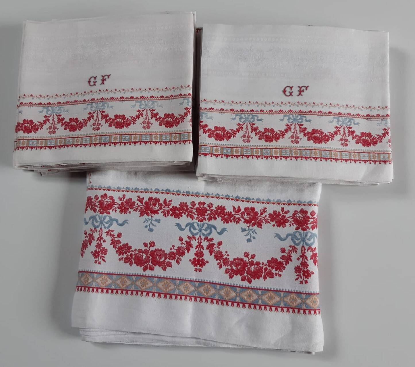 Large red and white tablecloth 1m95x2m85 and its 12 monogrammed “gf” napkins