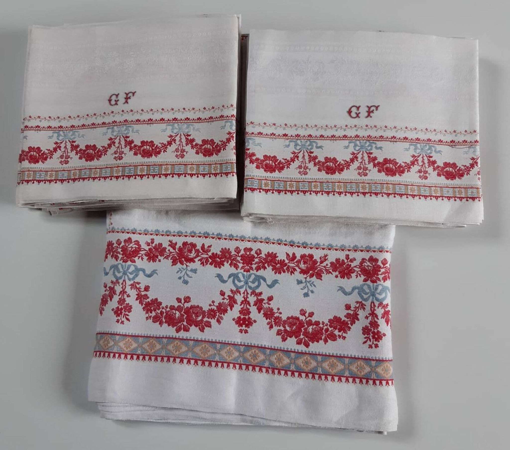 Grande nappe rouge et blanc 1m95x2m85 et ses 12 serviettes monogrammées "gf"