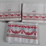 Grande nappe rouge et blanc 1m95x2m85 et ses 12 serviettes monogrammées "gf"