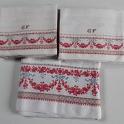 Grande nappe rouge et blanc 1m95x2m85 et ses 12 serviettes monogrammées "gf"