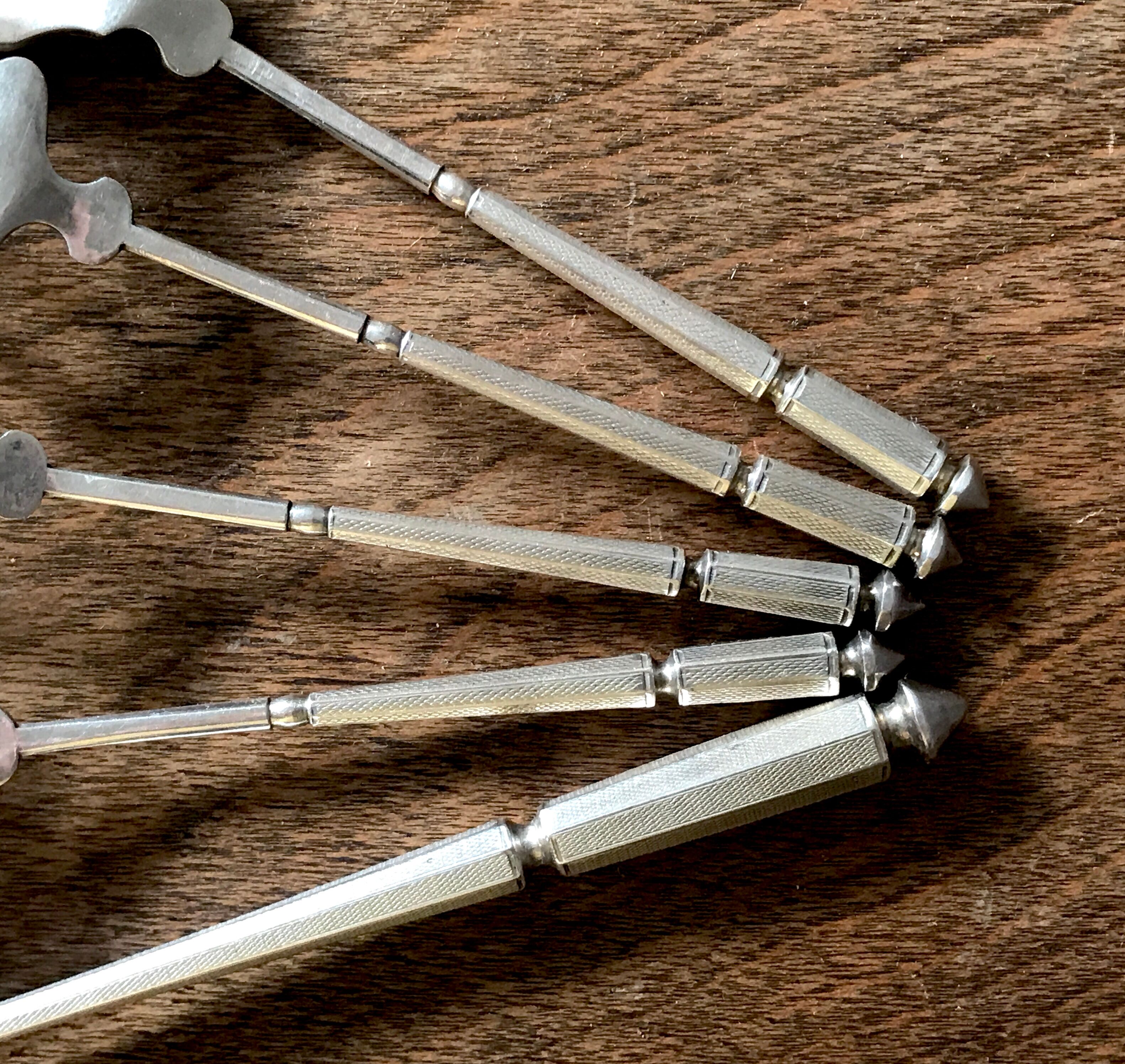 Service to mignardises in massive agent, 5 pieces. Debain hallmark, Alphonse "A goose D"