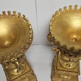 Paire de vases en bois sculpté et doré, au style raffiné inspiré de l'empire