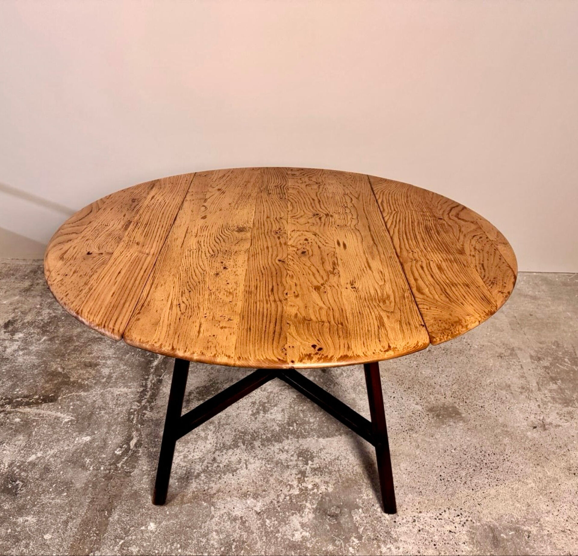 Table à manger en Orme Massif à abattants Ercol 377 