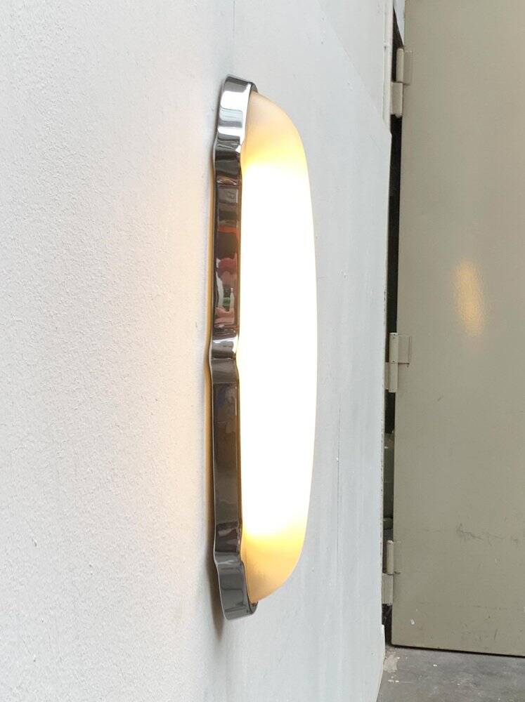 Geco wall light for indoor and outdoor use, postmodern Italian design by Luciano Pagani and Angelo Perversi for Arteluce, 1990s.