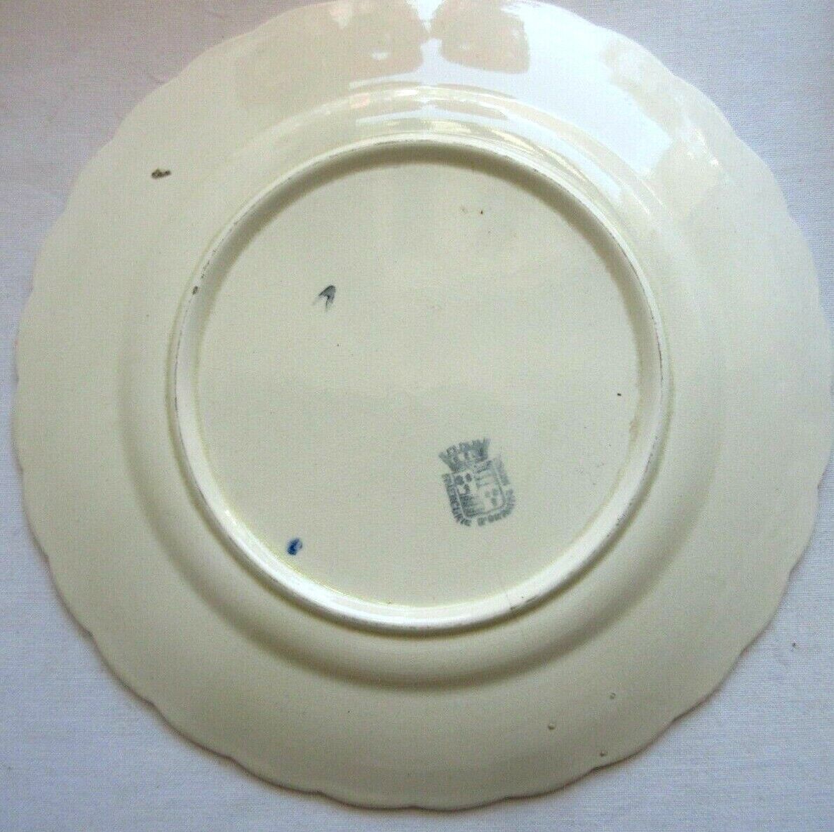 Assiette polychrome à dessert signée onnaing, oiseaux, papillons et fleurs