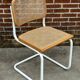 Chaise Cesca modèle b32 en blanc et bois par Marcel Breuer