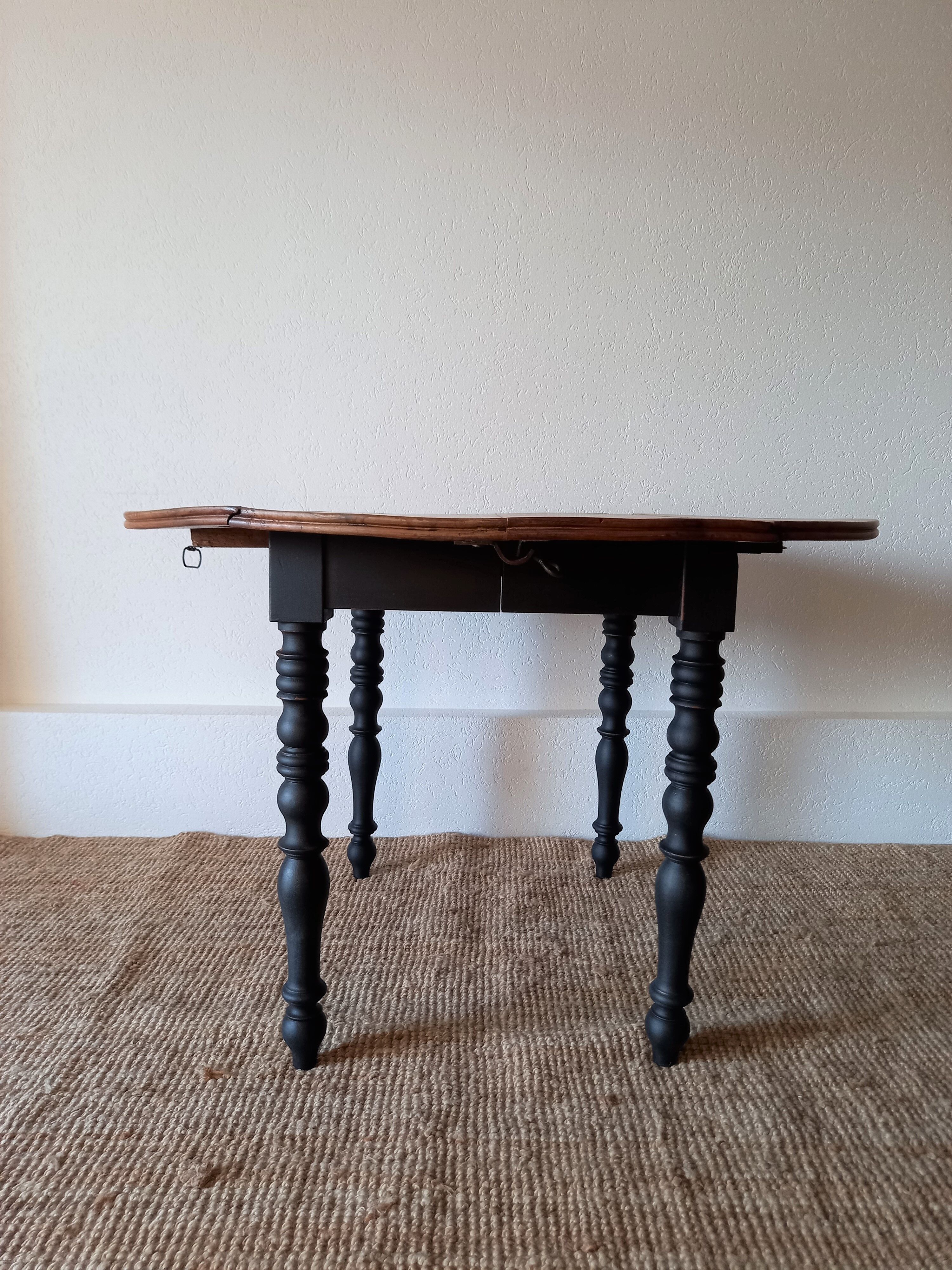 Round table with flaps