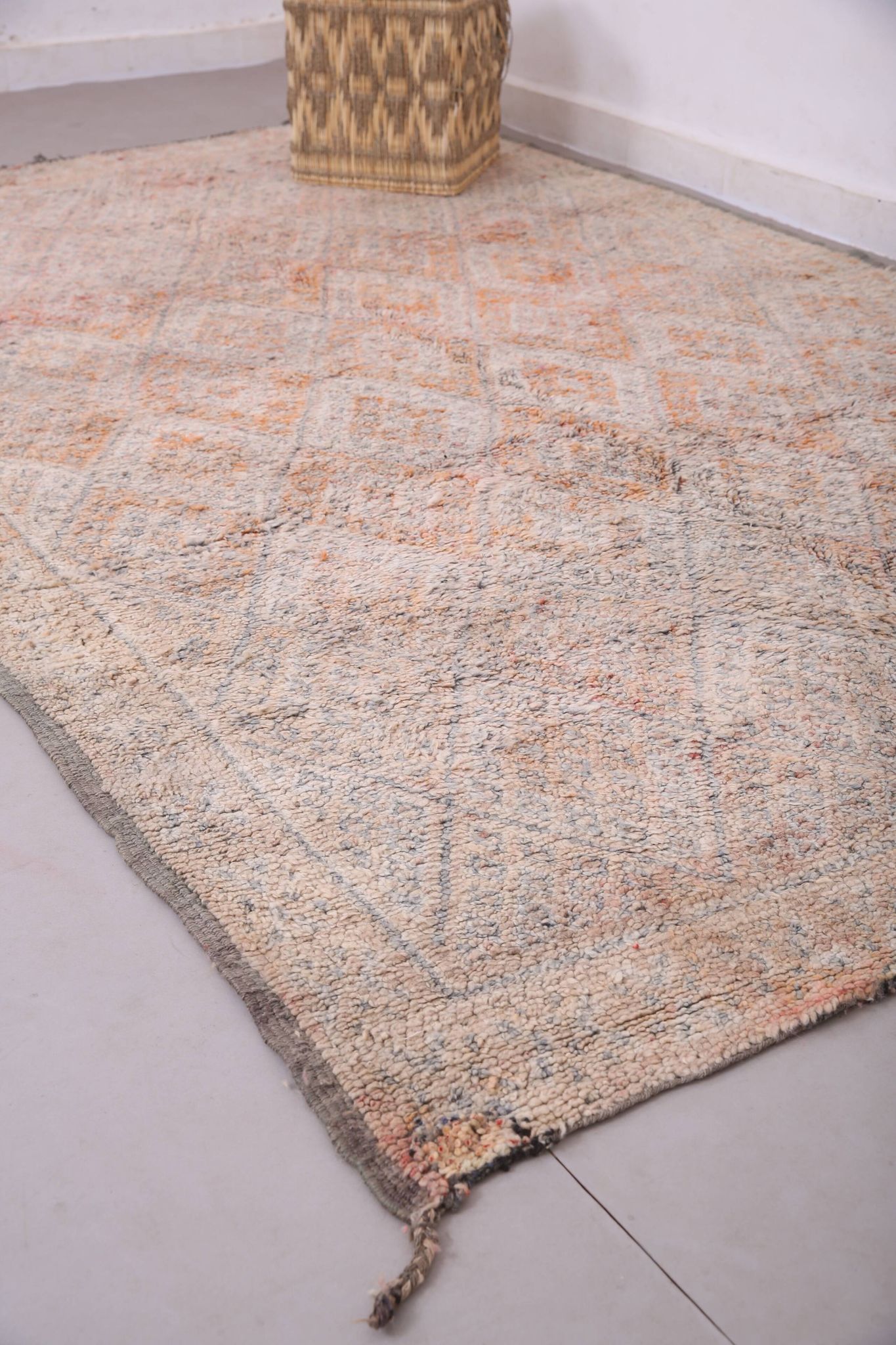 Pale Vintage Moroccan Rug 197 x 306 cm, Berber Wool Rug, Handmade Rug Boho