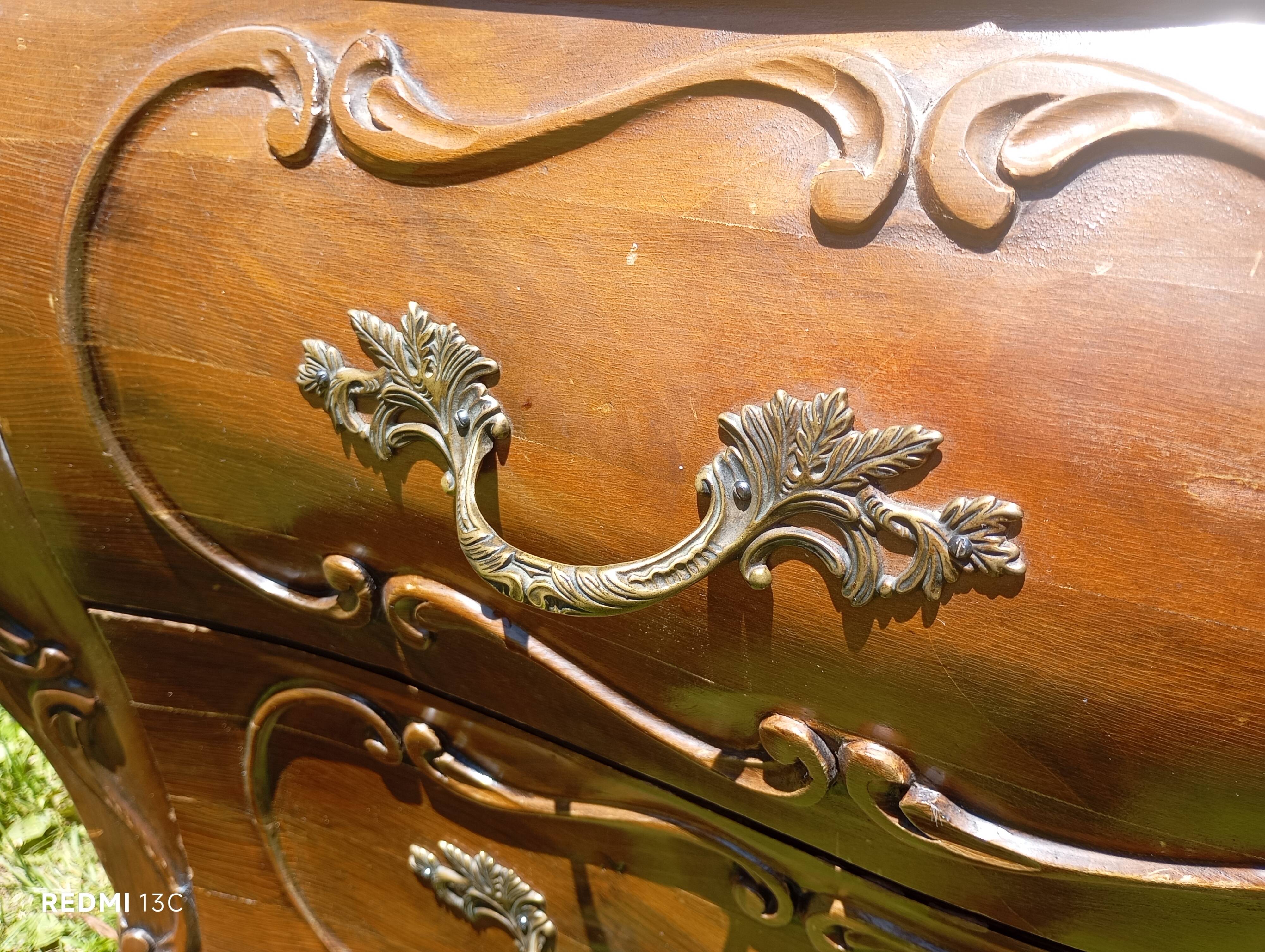 Tomb-shaped commode